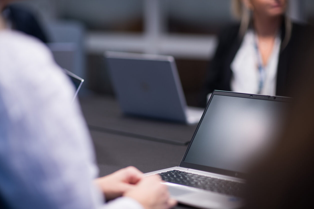 Bilde av personer fremfor en PC skjerm