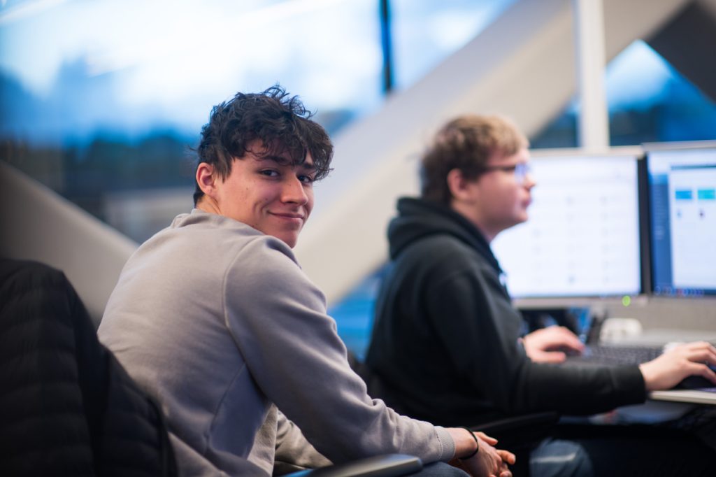 IT-konsulenter smilende foran skjerm