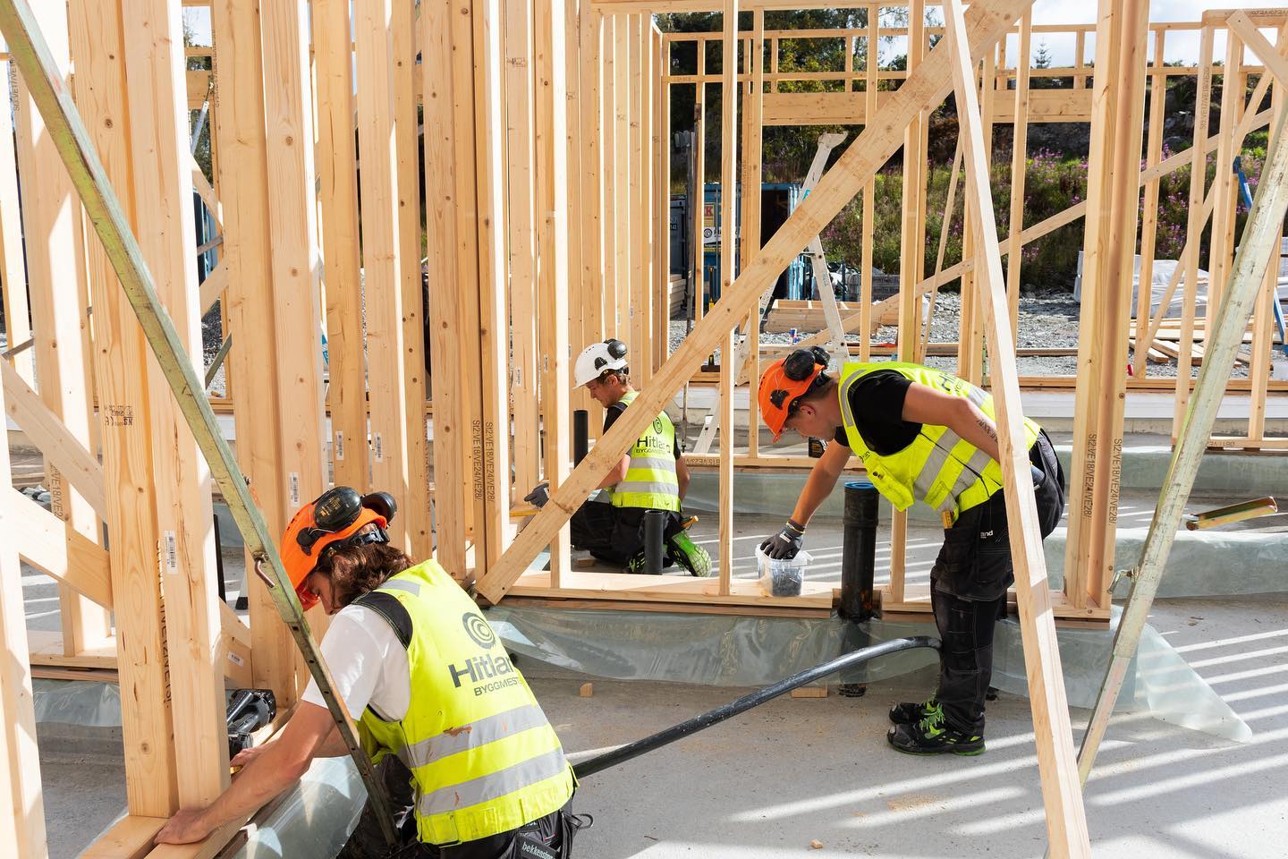 Bilde av tre konsulenter som jobber på bygg.