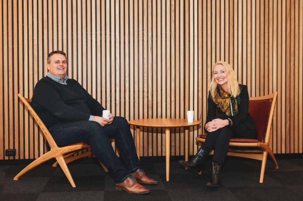 Bilde av Rasmus Gjesing og Bjørg Tomlin sittende.