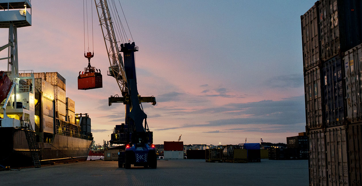 Bilde av en kran på en brygge.