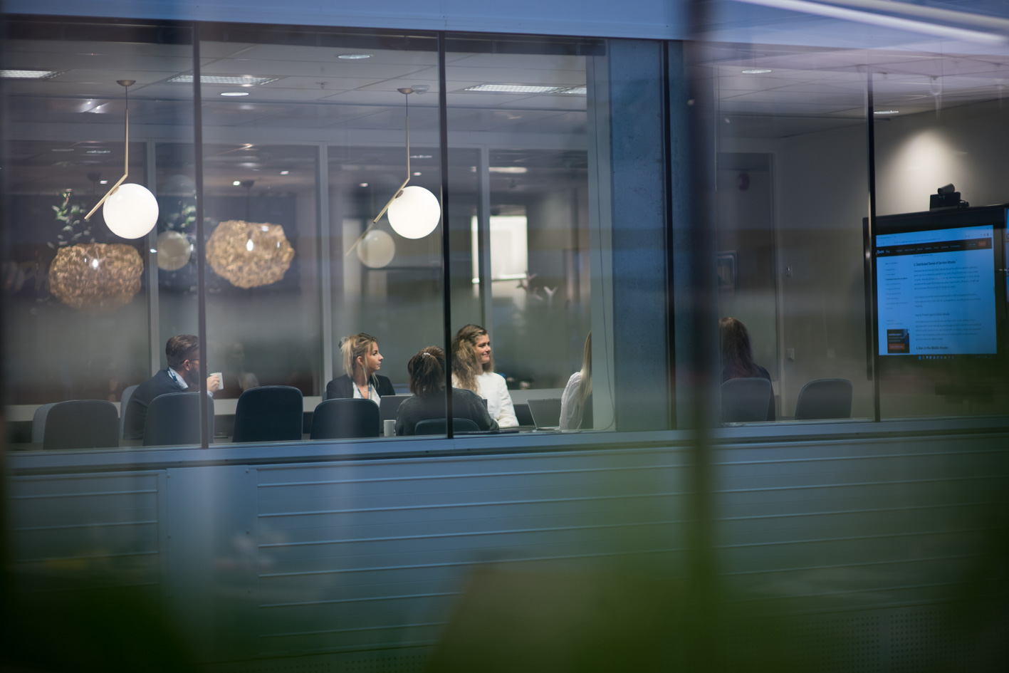 Bilde av IT-konsulenter i møterom