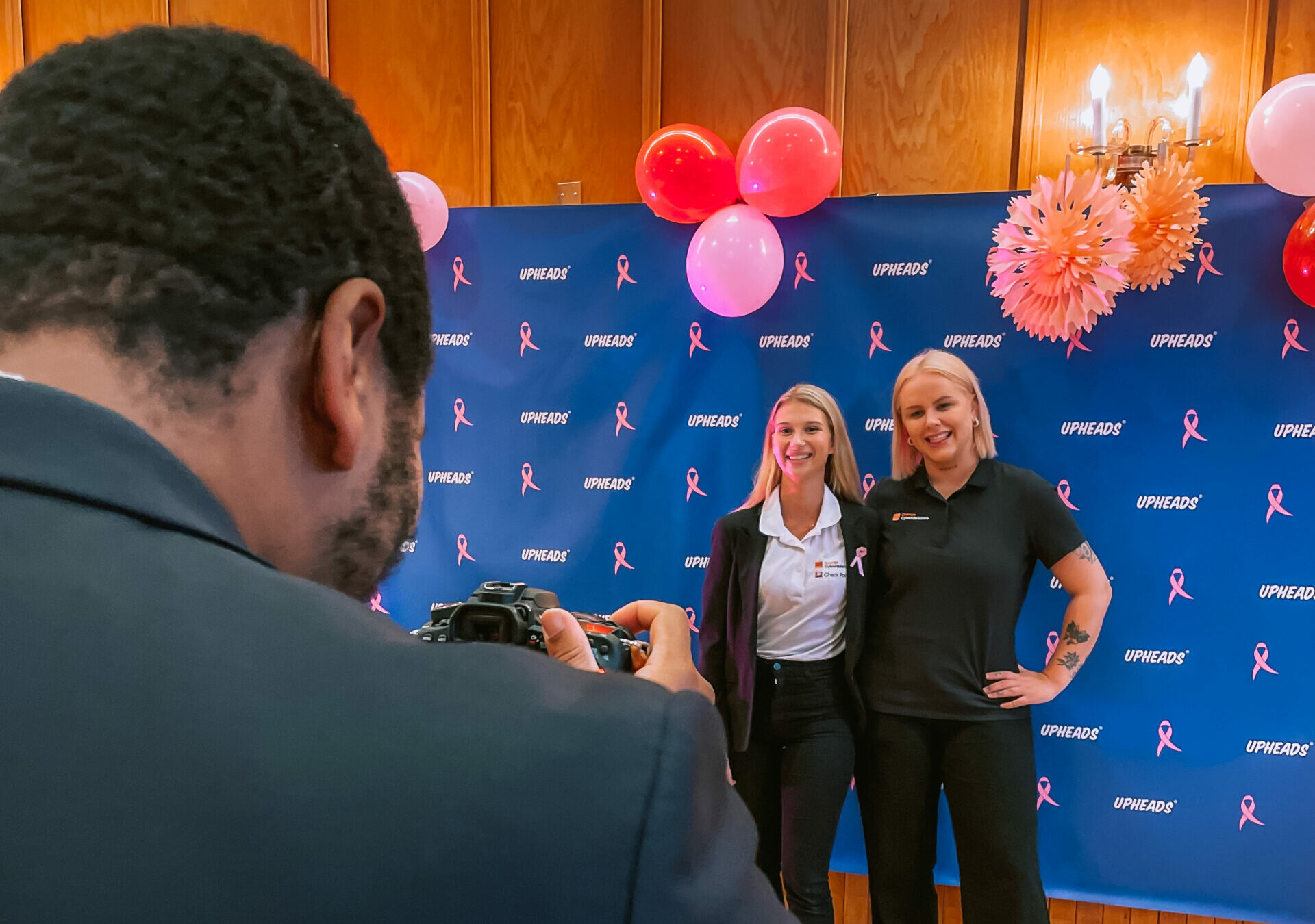 Mia Landsem poserer forav bildevegg etter IT foredrag