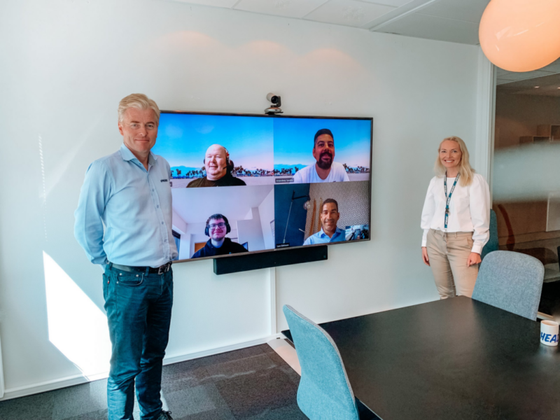 Bilde av eier og CEO i Upheads, sammen med IKT-partner som ble kjøpt opp