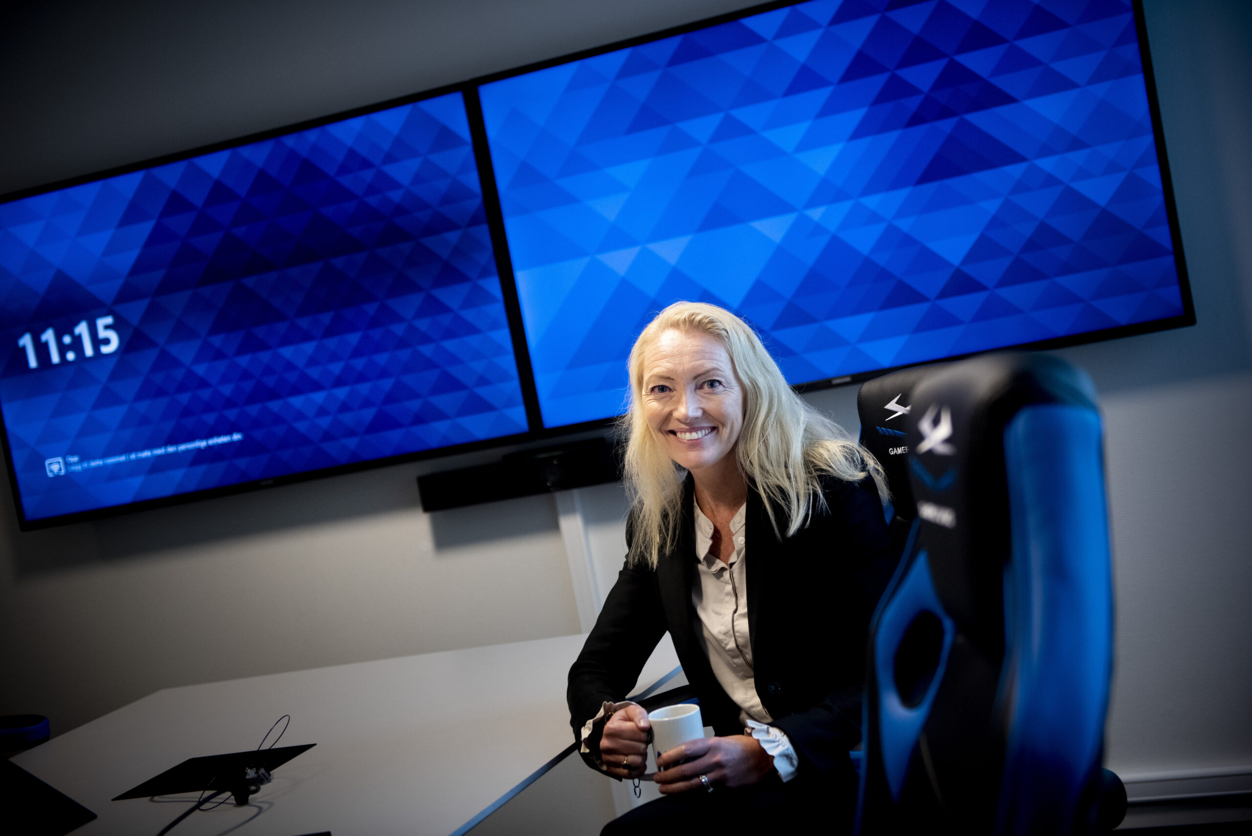 Bjørg Tomlin i møterom. Foto.