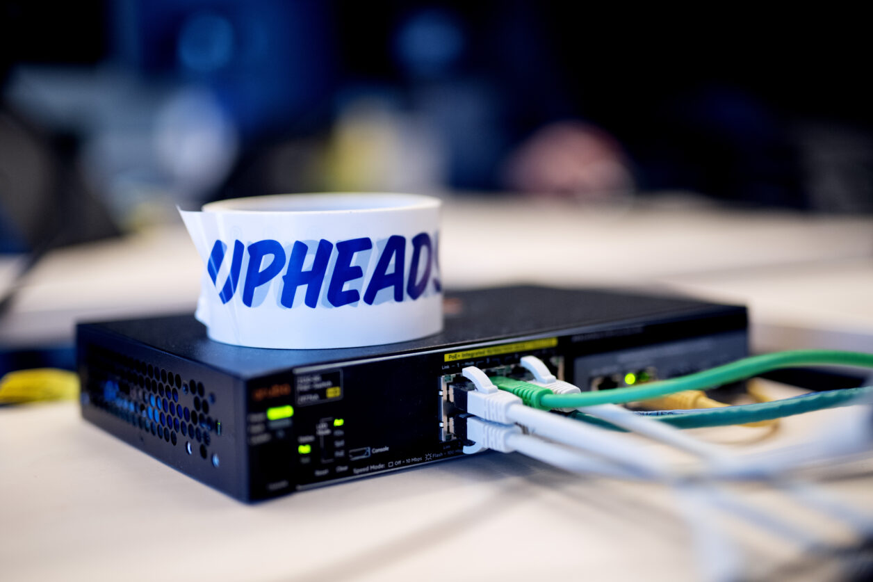 Upheads tape på boks. Foto.