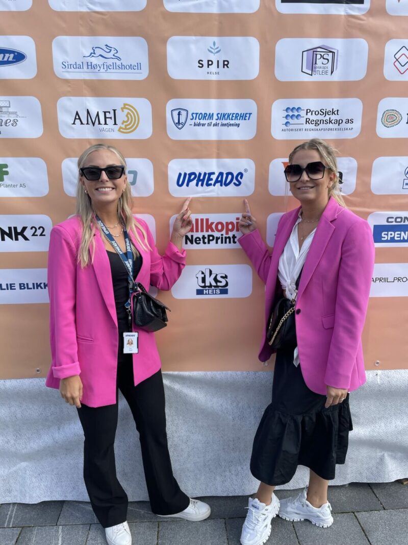 To glade kollegaer som presenterer Upheads