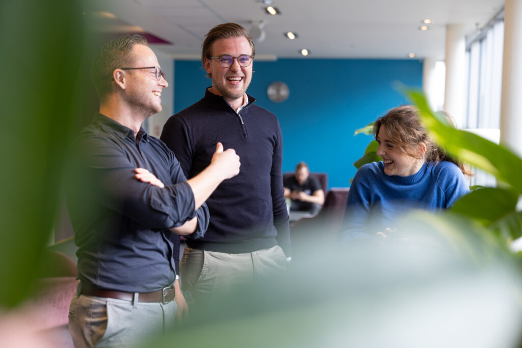 Kollegaer ler sammen