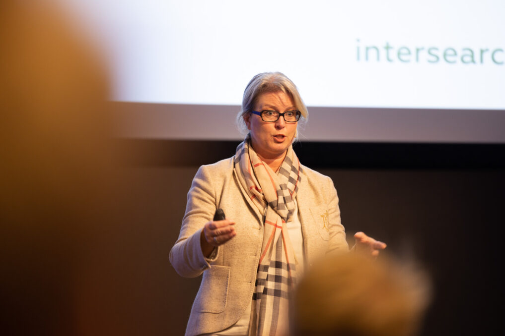 Bilde av kvinne som holder foredrag.