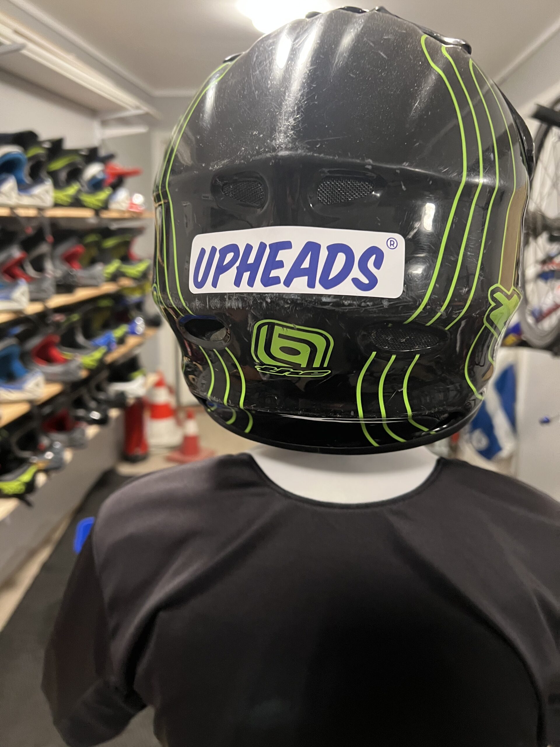 Upheads logo sponsorat på hjelm
